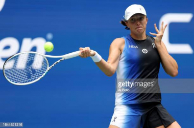 Iga Swiatek hits a forehand during her first-round victory over Rebecca Peterson/Photo: Al Bello/.Getty Images