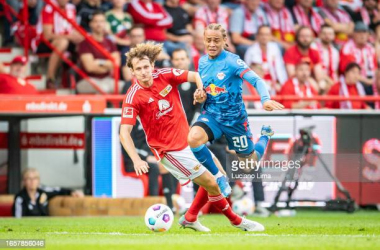 BERLIN, GERMANY - SEPTEMBER 03: Alex Kral of 1. FC Union Berlin battles for possession with Xavi Simons of RB Leipzig during the Bundesliga match between 1. FC Union Berlin and RB Leipzig at An der Alten Foersterei on September 03, 2023 in Berlin, Germany. (Photo by Luciano Lima/Getty Images)