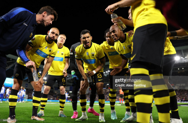 AEK Athens huddle before kick off.&nbsp;<span style="font-style: normal; text-align: start; caret-color: rgb(8, 8, 8); color: rgb(8, 8, 8); font-family: Lato, sans-serif; font-size: 14px; background-color: rgb(255, 255, 255);">(Photo by Alex Pantling/Getty Images)</span>