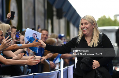 Emma Hayes greets fans as she enters Stamford Bridge.&nbsp;<span style="font-style: normal; text-align: start; caret-color: rgb(8, 8, 8); color: rgb(8, 8, 8); font-family: Lato, sans-serif; font-size: 14px; background-color: rgb(255, 255, 255);">&nbsp;(Photo by Alex Broadway - The FA/The FA via Getty Images)</span>