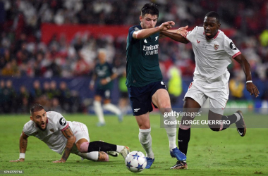 Declan Rice in a battle with two Sevilla players (Photo by JORGE GUERRERO/AFP via Getty Images)