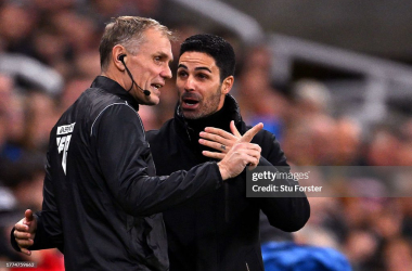 Mikel Arteta in conversation with fourth official Graham Scott&nbsp; (Photo by Stu Forster/Getty Images)