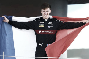 Théo Pourchaire celebrando, que es campeón de Formula 2 tras la última carrera. Foto: Getty Images