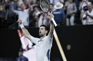 Novak Djokovic sufre, pero ya es semifinalista
