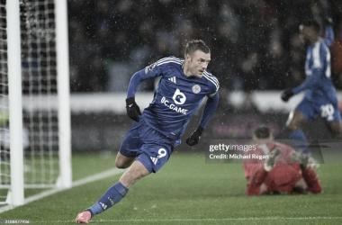 Vardy rescata un punto tirando de épica