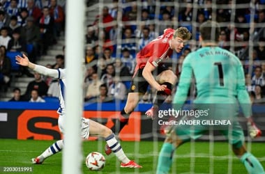 Rasmus Hojlund tries a shot under pressure from Igor Zubeldia. During the UEFA Europa League round of the 16th football game between Real Sociedad and Manchester United in the Anoet Stadium in San Sebastian on March 6, 2025 | Photo: (Photo by other Gillenea /AFP) (Photo by other Gillenea /AFP via Getty Images) 