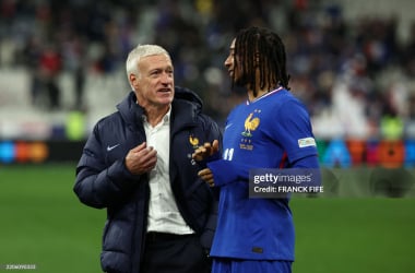 Didier Deschamps parla con Michael Olise dopo la sconfitta contro la Croazia a Parigi (Foto di FRANCK FIFE / AFP) (Foto di FRANCK FIFE/AFP via Getty Images)
