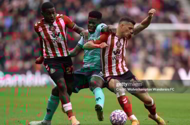 Noah Sadiki and Granit Xhaka challenge Marshall Munetsi (Photo by Wolverhampton Wanderers FC/Wolves/Getty Images)