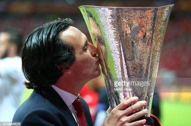 <div>WARSAW, POLAND - MAY 27: Unai Emery, coach of Sevilla kisses the trophy after the UEFA Europa League Final match between FC Dnipro Dnipropetrovsk and FC Sevilla on May 27, 2015 in Warsaw, Poland. (Photo by Martin Rose/Getty Images)</div>