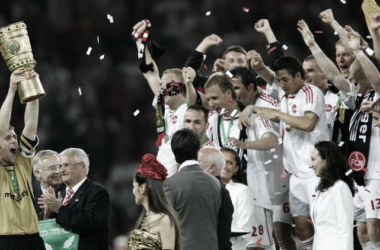 Campeones de la DfB-Pokal, los jugadores celebran la consecución del trofeo. / Fuente: Getty Images.
