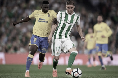 Joaquín y Etebo disputan un balón en el último enfrentamiento entre Real Betis y Las Palmas en 2018 | Foto: Getty Images