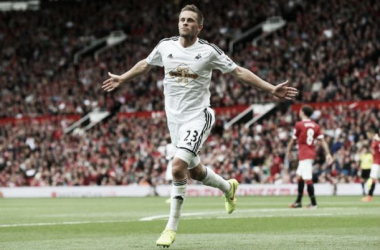 Un Swansea eficaz amarga el debut de Van Gaal