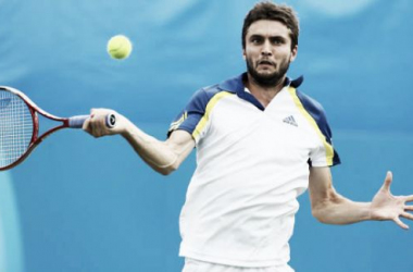 Simon avanza en una mala jornada para los favoritos en Eastbourne