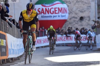 Tirreno-Adriatico, Roglic vince sullo strappo di Trevi. Thomas maglia azzurra
