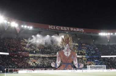 Torcida do PSG levanta mosaico com Goku no jogo contra Marseille; entenda