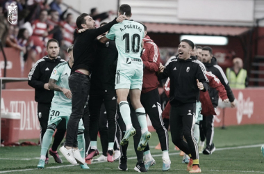Celebración del gol de Puertas con el banquillo | Foto: Pepe Villoslada / Granada CF