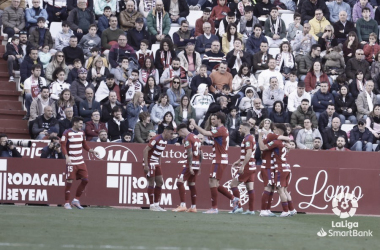 Los jugadores del Granada celebran el gol de Ricard al Albacete | Foto: LaLiga SmartBank
