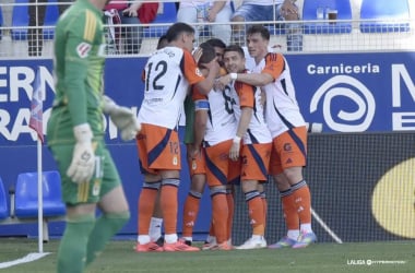 Tres puntos de oro, ante el Huesca, que permiten soñar al Real Oviedo