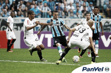 Grêmio domina duelo com Atlético-MG, mas Robinho aproveita e empata no fim