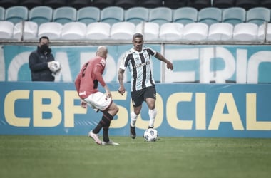 Atlético-GO larga na frente, "cozinha" Grêmio em Porto Alegre e aumenta crise no rival