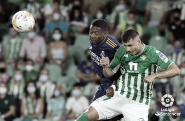 Betis, una zaga cogida con pinzas