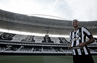 Motivado por Libertadores, atacante Guilherme é apresentado no Botafogo