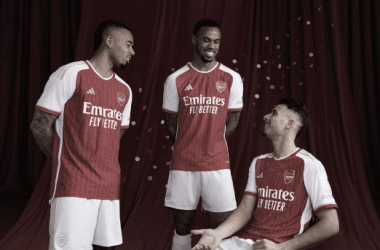 Los jugadores del Arsenal con su nueva indumentaria. Fuente: web Arsenal FC