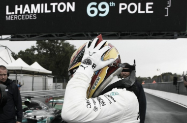 Hamilton, de récord y los Ferrari, ahogados en lluvia