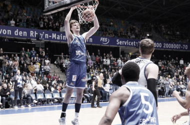 Matr Haarms colgándose del aro | Foto: Basketball Bundesliga League