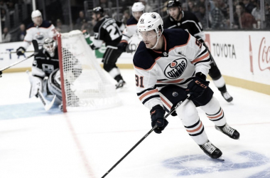 Haas renueva con los Oilers