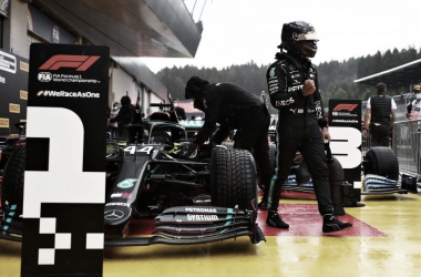 Lewis Hamilton volta a ser protagonista sob forte chuva e comemora: "Amo esses dias"