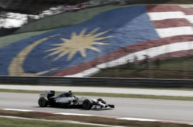 Lewis Hamilton vence GP da Malásia