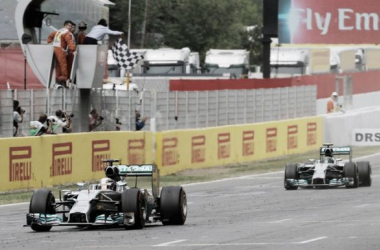 Hamilton resiste à pressão de Rosberg e emplaca quarta vitória seguida na temporada