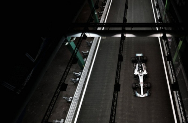 Lewis Hamilton arrasa en Marina Bay