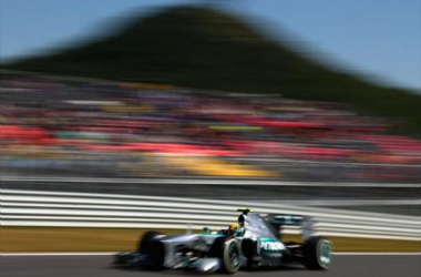 Mercedes y Red Bull dominan la segunda sesión de libres