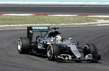 El martillo de Lewis Hamilton vuelve a golpear