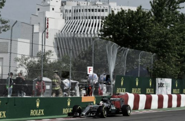 Lewis Hamilton reina antes de la lluvia y se estrella contra el muro