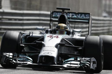 Lewis Hamilton se sobrepone a los problemas