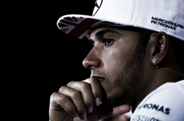 Lewis Hamilton lidera los Libres 2 pero enciende la alarma de Mercedes en Silverstone