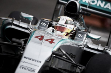 Lewis Hamilton da el primer hachazo