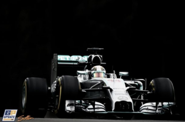 Lewis Hamilton mantiene su pulso con Rosberg en los Libres 2