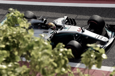 Hamilton lidera primeiro dia no Bahrain e Mclaren volta a sofrer com problemas no motor