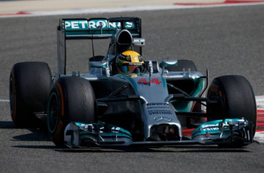 Lewis Hamilton mantiene la hegemonía de Mercedes en los entrenamientos libres 1 del GP de España