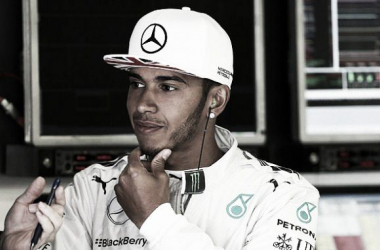Hamilton, rinnovo milionario con la Mercedes fino al 2018: "Questa è casa mia"