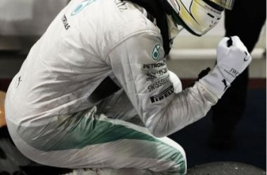 Lewis Hamilton ilumina la estrella de Mercedes en la noche de Singapur