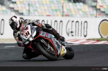 Leon Haslam sobrevive a la tempestad de Magny-Cours