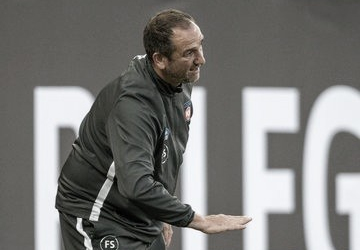 Técnico do Heidenheim lamenta chance perdida de chegar à Bundesliga: "Amargo e doloroso"