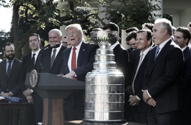 Los Saint Louis Blues visitan a Trump para celebrar la Stanley Cup