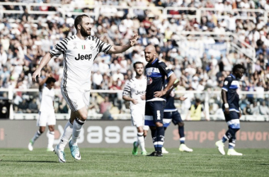 Higuain lleva de la mano a la Signora al Camp Nou