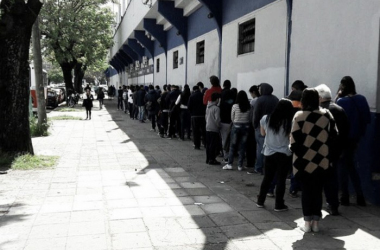 Largas filas para acompañar a Vélez en el Sur